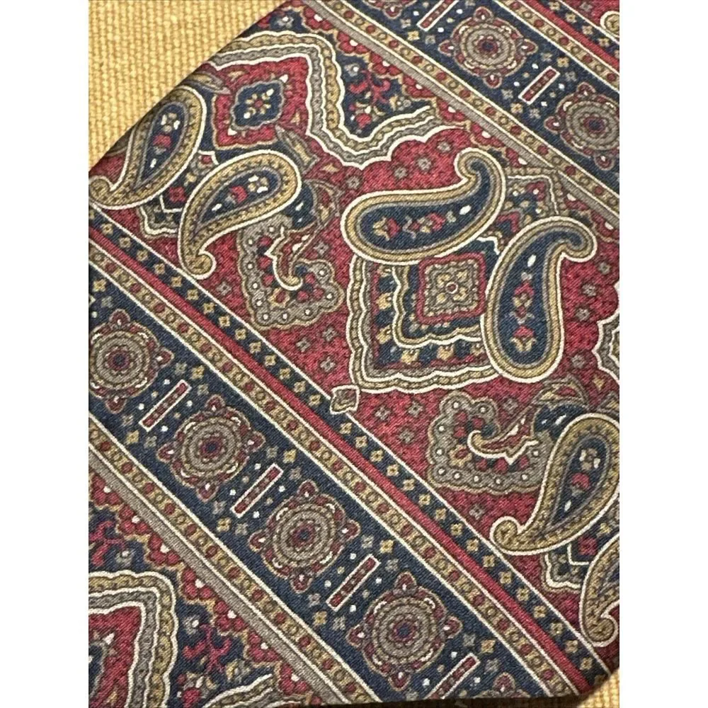 Bill Blass Men's Necktie Tie Silk Paisley Red Navy Blue Tan Made in Costa Rica‎